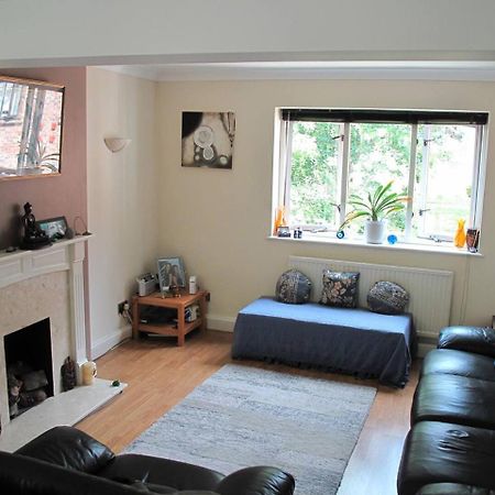 Stylish Queen-Size Bed London Living With Free Parking In Super Host 5 Star Home Finchley Exterior foto