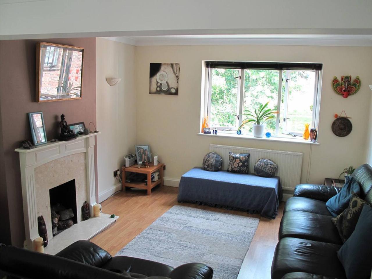 Stylish Queen-Size Bed London Living With Free Parking In Super Host 5 Star Home Finchley Exterior foto