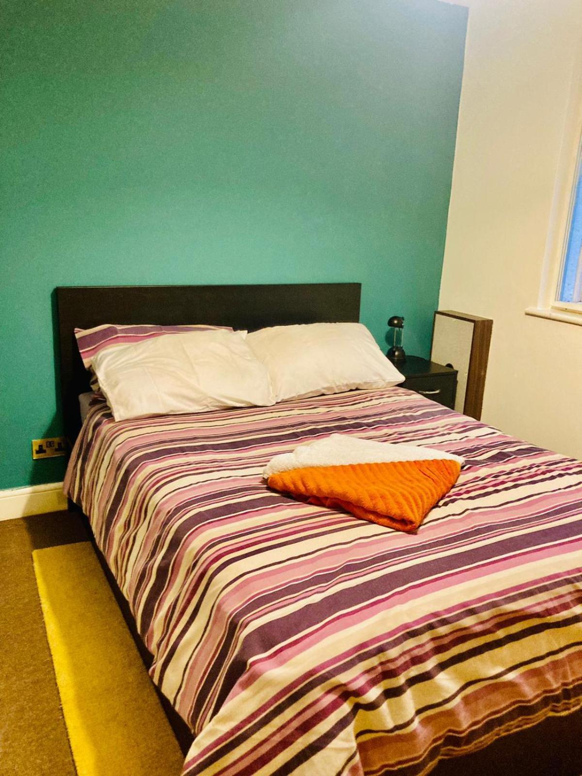 Stylish Queen-Size Bed London Living With Free Parking In Super Host 5 Star Home Finchley Exterior foto